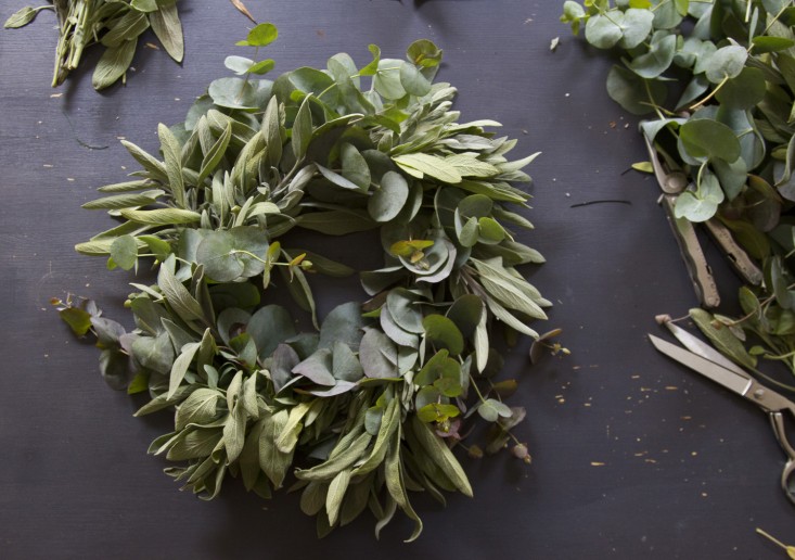 eucalyptus-and-sage-wreath-erin-boyle-gardenista-11