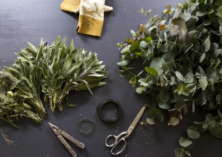 eucalyptus-and-sage-wreath-erin-boyle-gardenista-2