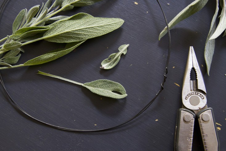 eucalyptus-and-sage-wreath-erin-boyle-gardenista-5